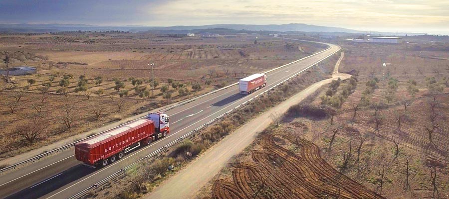 Imagen de camiones circulando por carreteras españolas.
