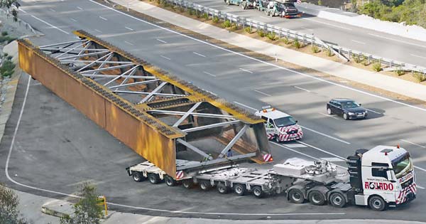 Imagen de una operativa de transporte especial en las carreteras españolas. 