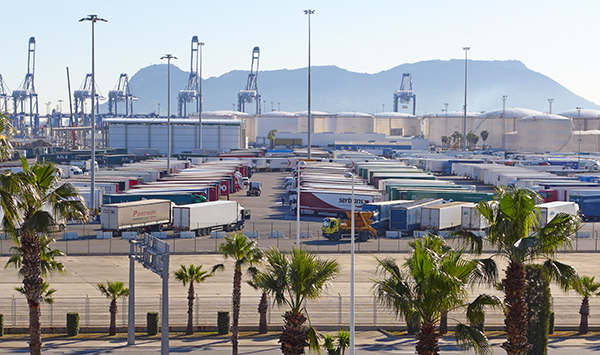 Aparcamiento de camiones en el interior del puerto de Algeciras.