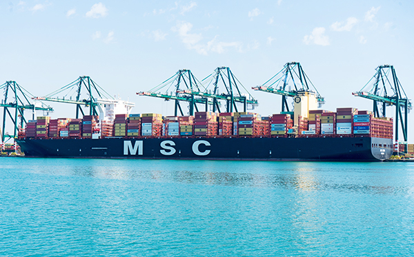 Un buque de 24.000 TEUs de MSC operando en su terminal dedicada de Valencia. 