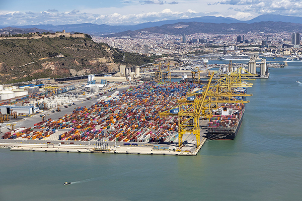 Panorámica del puerto de Barcelona. 