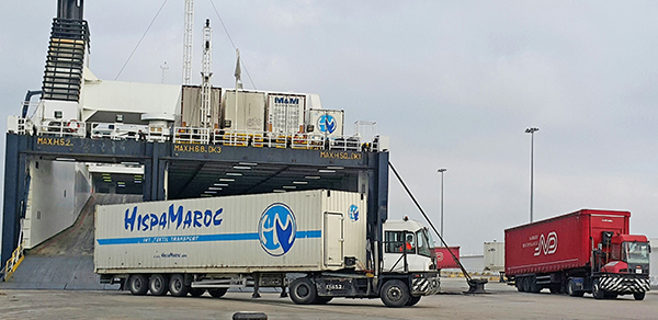 Operaciones de transporte horizontal en el puerto de Algeciras.