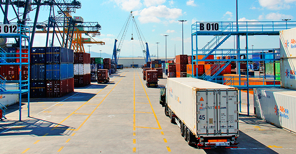 Operaciones de contenedores en el puerto de Sagunto.