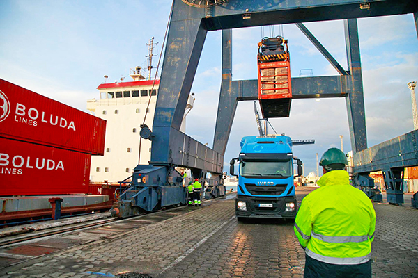 Operaciones de la naviera Boluda en la terminal de Concasa del puerto de Cádiz.