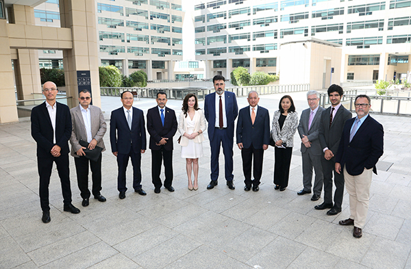 El presidente del Puerto de Barcelona, Lluís Salvadó, acompañado otros directivos, ha dado la bienvenida a la delegación de la ASEAN.