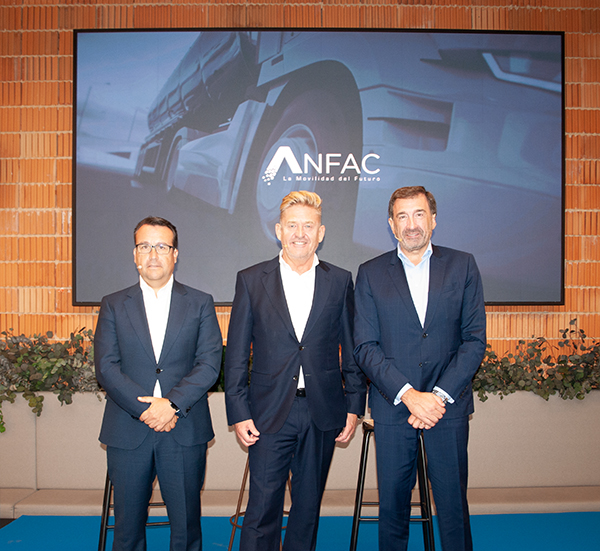 El presidente de Anfac, Wayne Griffiths, flanqueado por Ángel Rodríguez-Lagunilla, presidente de Iveco España, y José López-Tafall, director general de Anfac. 