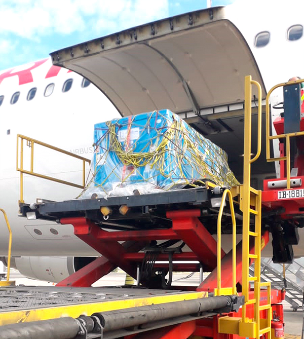 Imagen de archivo de un transporte de productos sanitarios por parte de Iberia en Madrid-Barajas.