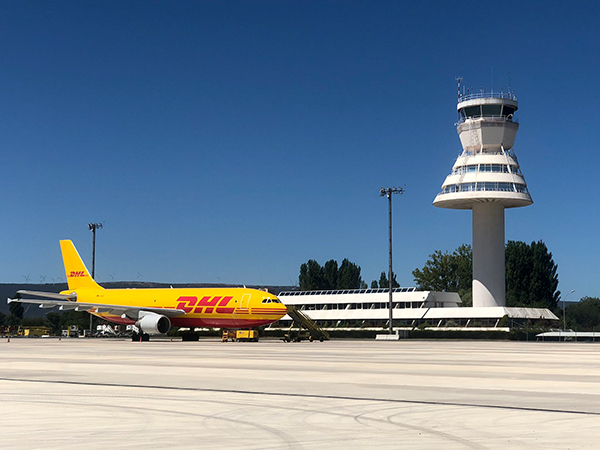 Imagen de un avión de DHL en el aeropuerto de Vitoria.