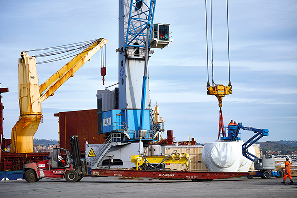 Operativa de carga de proyecto en el puerto de Bilbao.