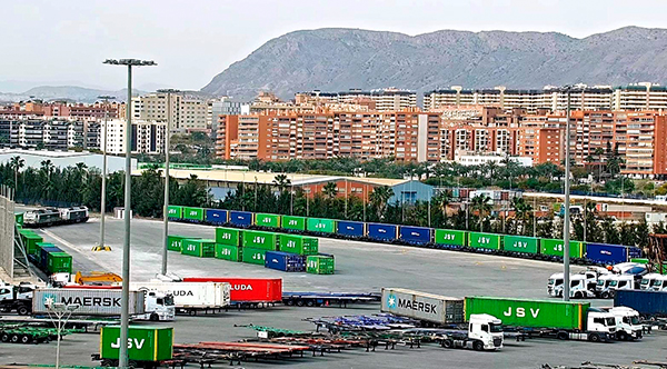 Imagen de la zona de estocaje de los trenes que está utilizando JSV en el puerto de Alicante,