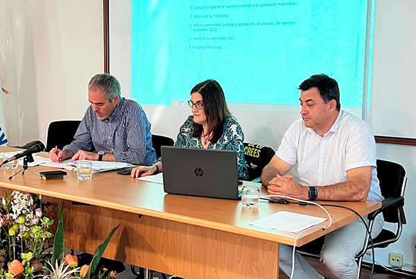 Iñaki Mendivil, Sonia García y Arturo Fuica en la asamblea general de Asetrabi.