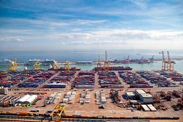 Vista aérea de una de las terminales de contenedores del puerto de Barcelona.