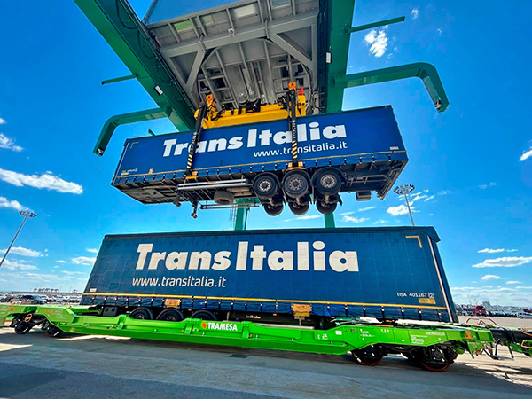 Operaciones en la terminal intermodal de Tramesa en el Puerto de Valencia.