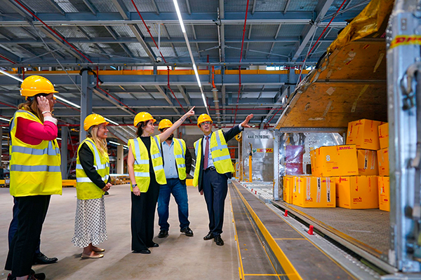 La presidenta de la Comunidad de Madrid, Isabel Díaz Ayuso, y el director general de DHL Express España, Miguel Borrás, en la visita al centro de DHL Express en el aeropuerto de Munich. 