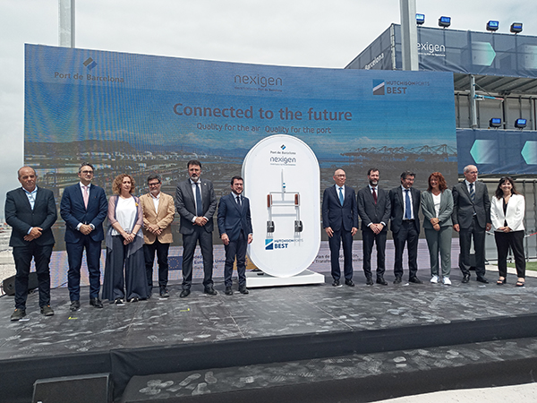 Autoridades, encabezadas por Pere Aragonès, y representantes de BEST en la inauguración.