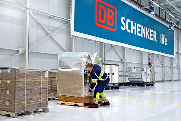 Imagen de una operativa de DB Schenker con productos farmacéuticos.