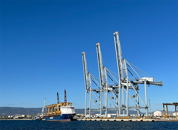 Imagen de las tres grúas Superpostpanamax situadas en el puerto de Tarragona.