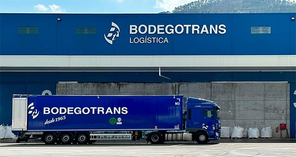 Imagen de un trailer de Bodegotrans junto a sus instalaciones de Torrelavega.