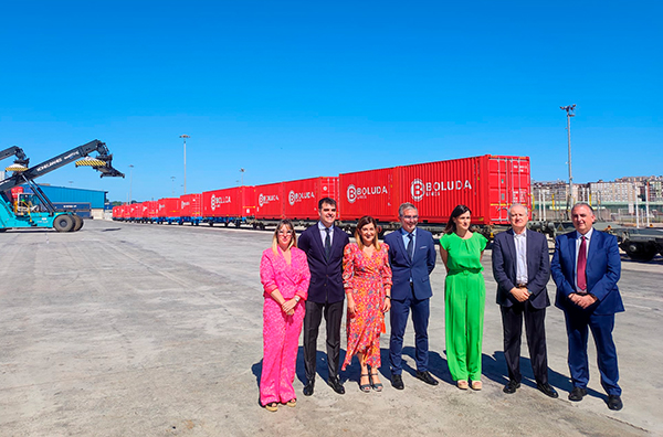 El presidente de Boluda Shipping, con la presidenta de Cantabria, la alcaldesa de Santander, la delegada del gobierno, y el presidente del puerto, entre otras autoridades.