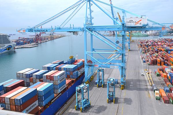 Operaciones en la instalación de APM Terminals Barcelona.