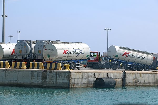 Cisternas del operador italiano Kortimed en el puerto de Valencia.