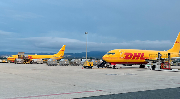 DHL Express tiene en el aeropuerto de Vitoria su mayor actividad de carga aérea en España.