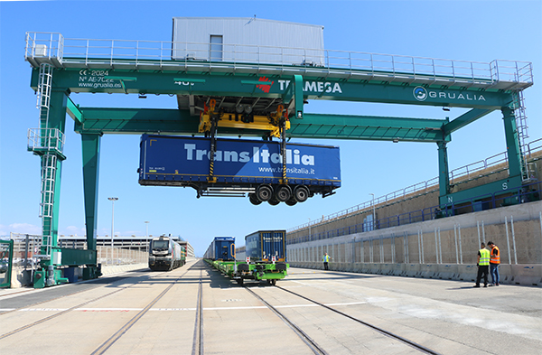 Operativa de la grúa pórtico de la terminal intermodal del Dique del Este del Puerto de Valencia.