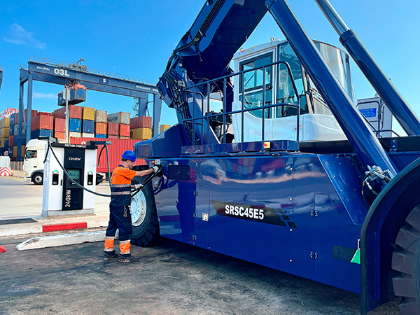 La reach stacker eléctrica reduce el impacto ambiental de la operativa.