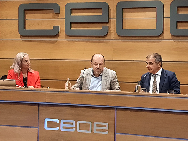 Cristina Martín, CEO de Usyncro; Juan Manuel López Zafra, director general de Economía de la Comunidad de Madrid; y Ramón Valdivia, vicepresidente ejecutivo de Astic; durante la presentación del nuevo corredor digital por carretera en la sede de CEOE. 