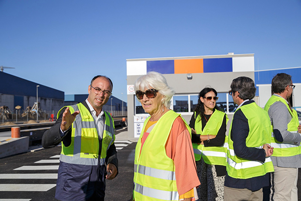 Diego Nieves, director de PTP España, con Teófila Martínez, presidenta del Puerto de Cádiz.