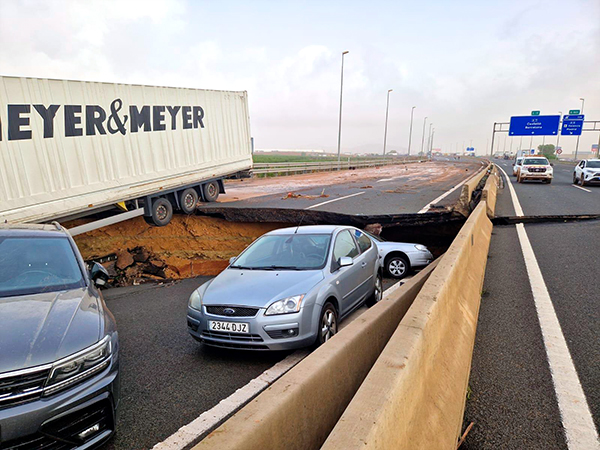 Imagen de los daños en el viaducto de la A-7.