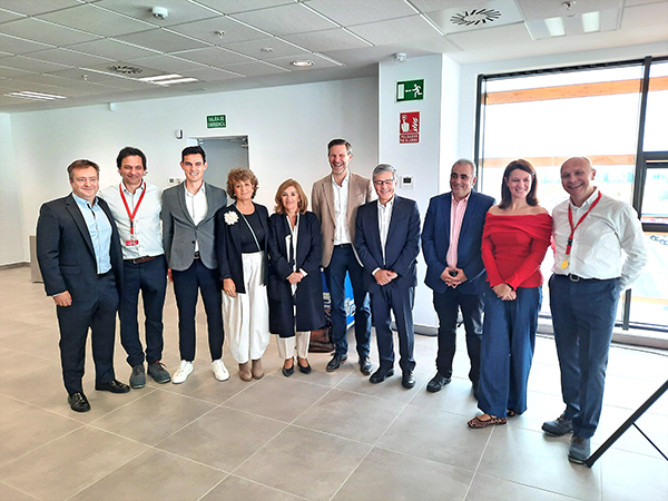 Américo Ribeiro, director general de Alcampo, junto al resto de directivos y autoridades que participaron en la inauguración del nuevo almacén robotizado de Alcampo. 