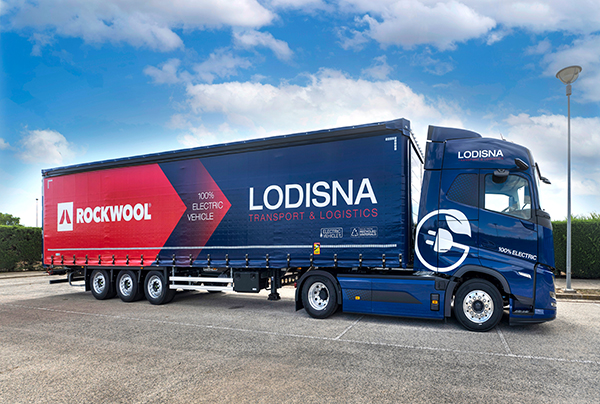 Imagen del nuevo camión eléctrico de Lodisna para transportar carga de Rockwool.