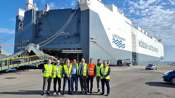 Roberto González, Remolques Unidos; Iñaki Echeverría, director en España de Höegh Autoliners; César Díaz, presidente APS; Víctor Escamilla, capitán del barco, Juan Bosco, de prácticos y Jorge López, de Marítima Dávila