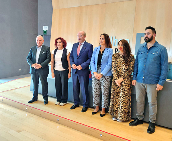 El presidente del puerto de Bilbao, Ricardo Barkala, junto con Elvira Gallego y Jose Guardo, de Bilboestiba y Arkaitz García, de 