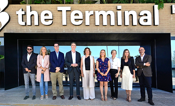 Foto de familia de la inauguración de The Terminal Hub en el Puerto de Valencia.