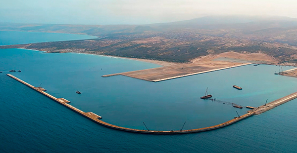 Imagen aérea del puerto de Nador West Med, ya completada la línea de atraque principal.