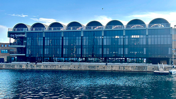 Imagen exterior de The Terminal Hub en La Marina del Puerto de Valencia.