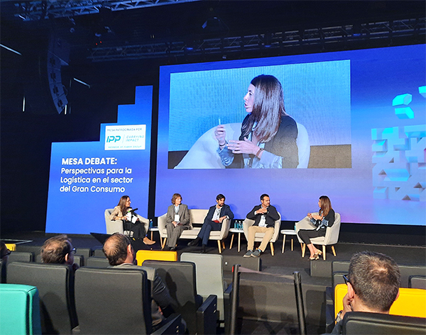 María Tena (Aecoc), Lourdes Brugera (Consum), Gustavo Rocafort (Nestlé), David Abeijón (Lidl) y Beatriz Álvarez (Unilever), en una de las mesas redondas del XIV Congreso Aecoc de Supply Chain celebrado en Madrid. 