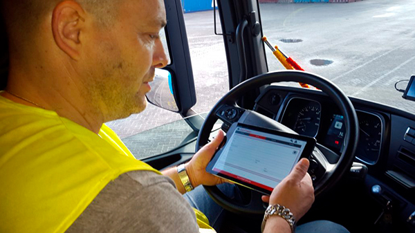 Dejar atrás los documentos de papel en el transporte genera un ahorro de entre 4 y 8 minutos por cada uno de ellos. (Foto: Transfollow)