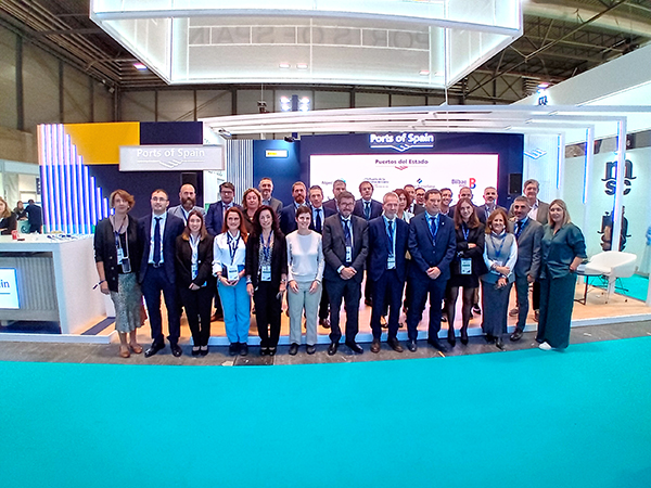 Foto de familia en el stand de Puertos del Estado, con las 15 autoridades portuarias presentes en 'Fruit Attraction'. 