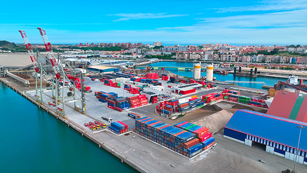 Imagen de la terminal de contenedores de Boluda en el puerto de Santander.