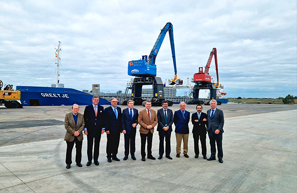 Foto de familia de la inauguración de la terminal de Aldeport.