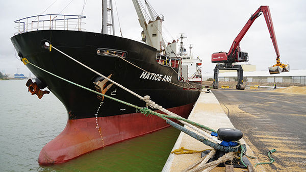 Un granelero operando en la terminal de Aldeport.