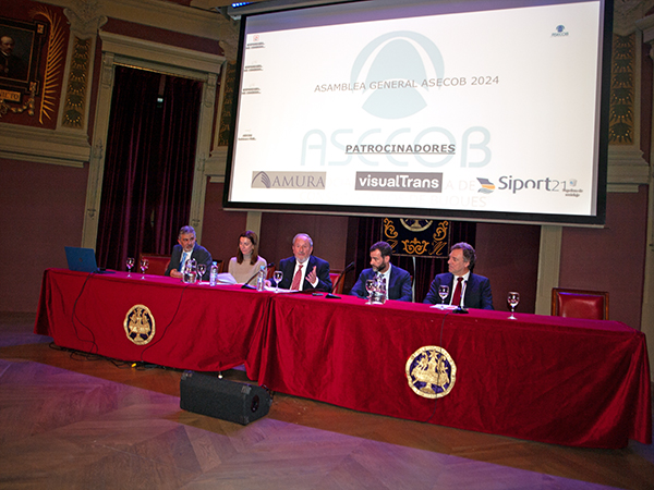 Fernando Riesco (Sanidad), Nerea Rodríguez (Aduanas), Julio Carrasco (Asecob), Benito Núñez (Ministerio de Transportes) y Julio Fuentes (Marina Mercante), durante la asamblea de Asecob. 