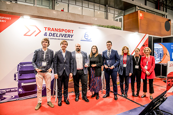 Foto de familia de la entrega de la tercera edición de los Premios Truck Friendly a la responsabilidad social en el transporte de mercancías. 