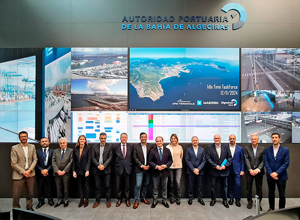 La mejora del tiempo ocioso de las operativas de APM Terminals Algeciras se presentó en el nuevo Centro de Control de Procesos del Puerto de Algeciras.