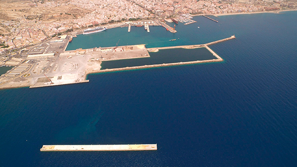 Imagen aérea del Puerto de Almería y su futura área de ampliación para tráficos graneleros y eólicos.