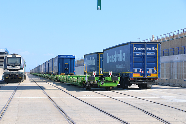 Operaciones intermodales del servicio de Autopista Ferroviaria que opera Tramesa para TransItalia en el Dique del Este del puerto de Valencia.