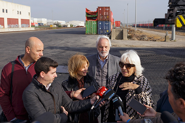 La alcaldesa de Jerez y la presidenta del puerto de Cádiz en la terminal intermodal.